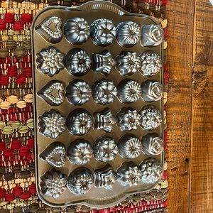 Nordic’s ware cast aluminum Bundt tea cake & candies pan